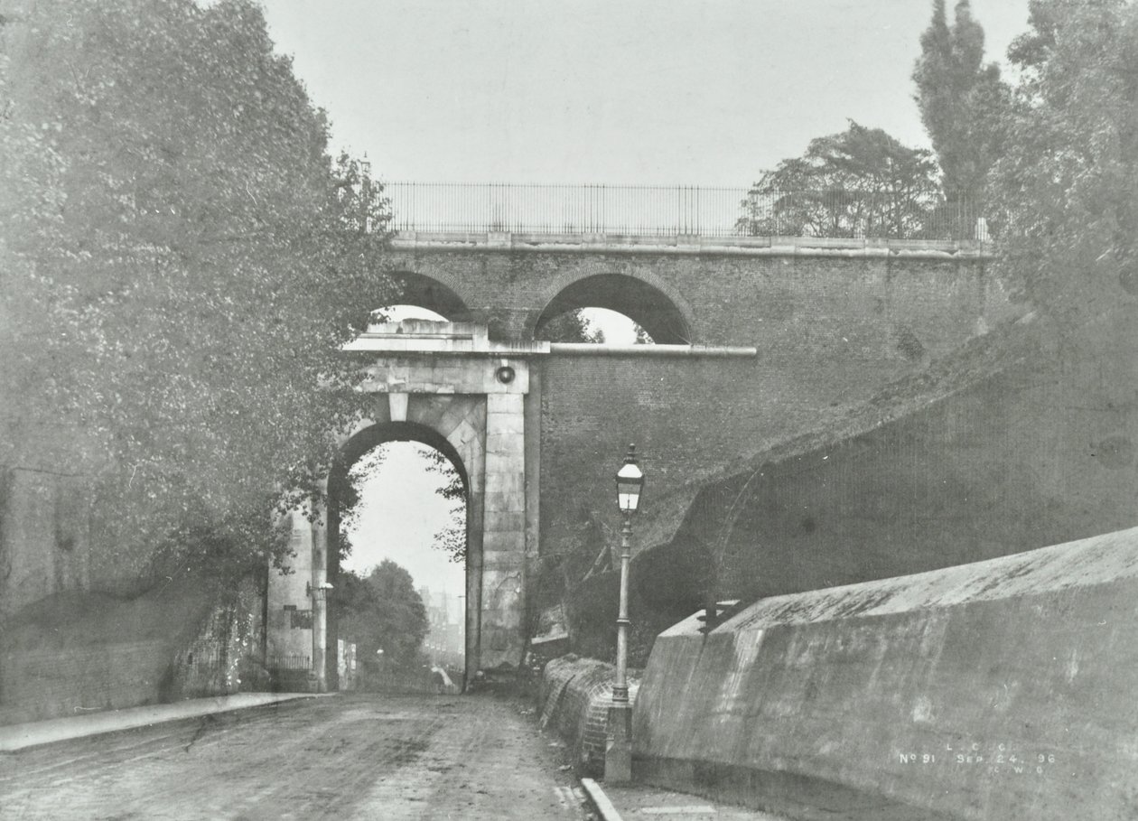 Highgate Archway, Archway Road Bridge: Gesamtansicht der alten Brücke, 1896 von English Photographer