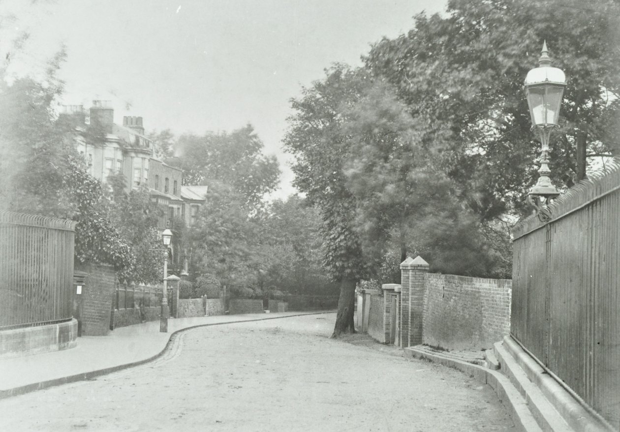 Highgate Archway: östlicher Zugang mit alter Lampe an den Geländern befestigt, 1896 von English Photographer