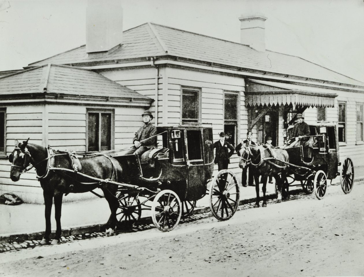 Pferdekutschen am Westbourne Park Station, 1885 von English Photographer