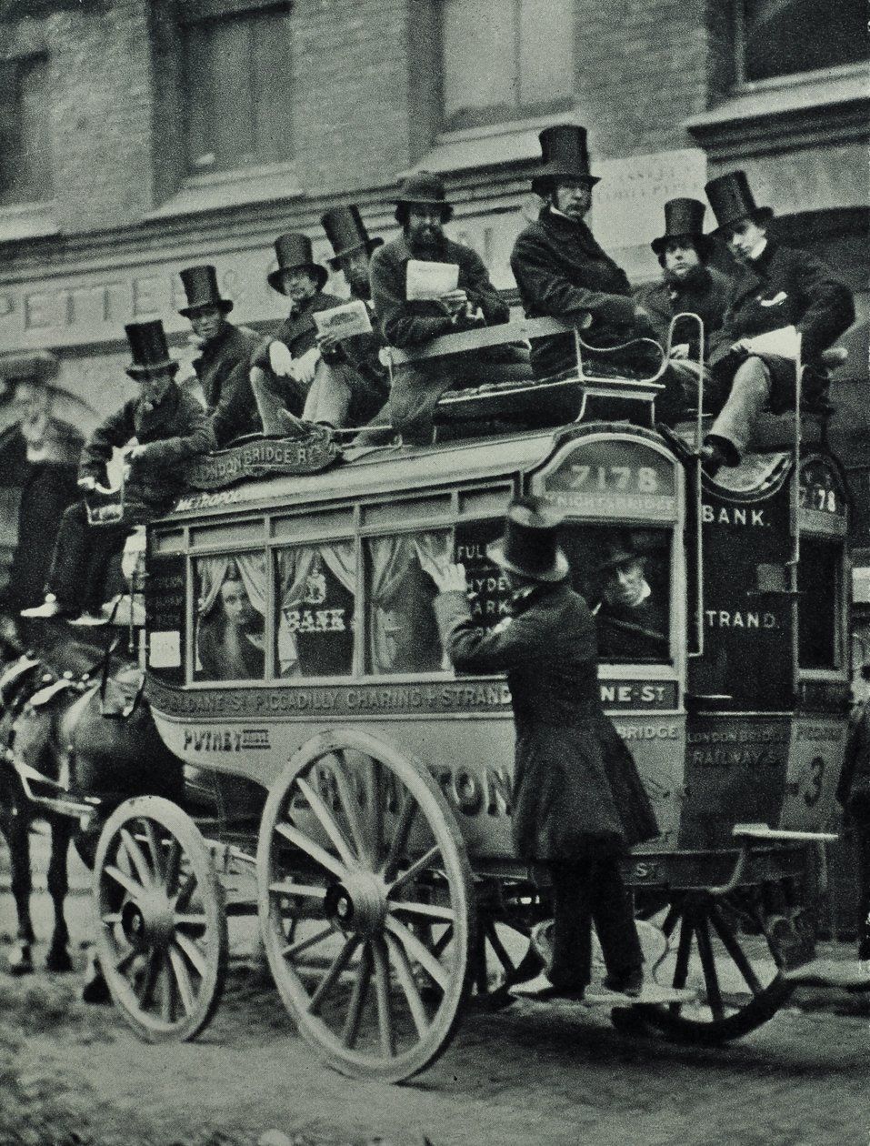 Pferdeomnibus der London Bridge Railway mit Passagieren, 1880 von English Photographer