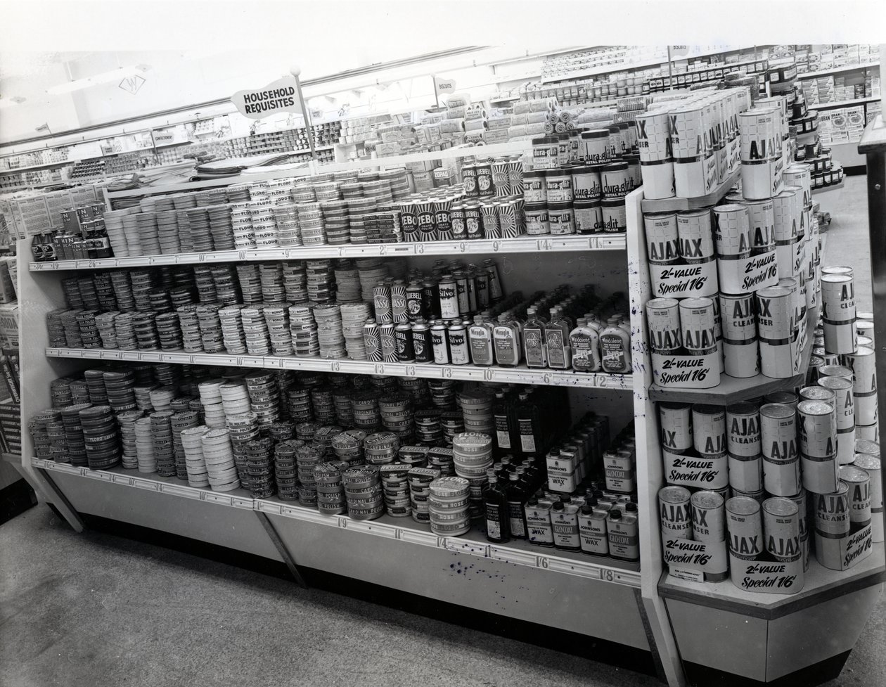 Haushaltswaren-Gang, Woolworths-Laden, 1956 von English Photographer
