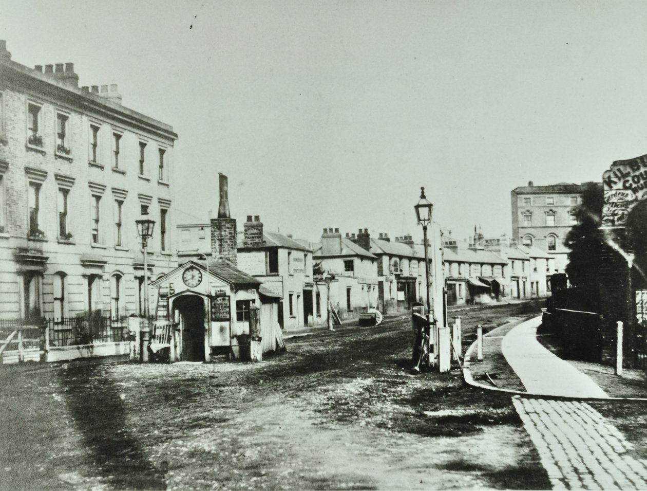 Kilburn Toll Gate am südlichen Ende der Kilburn High Road bei der Kreuzung von Kilburn Priory, Camden Libraries, 1875 von English Photographer