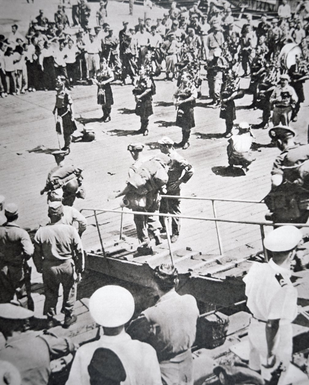 Kilted Piper spielen an Land vom 1. Bataillon Argyll und Sutherland Highlanders von der HMS Ceylon in Pusan, 29. August 1950 von English Photographer