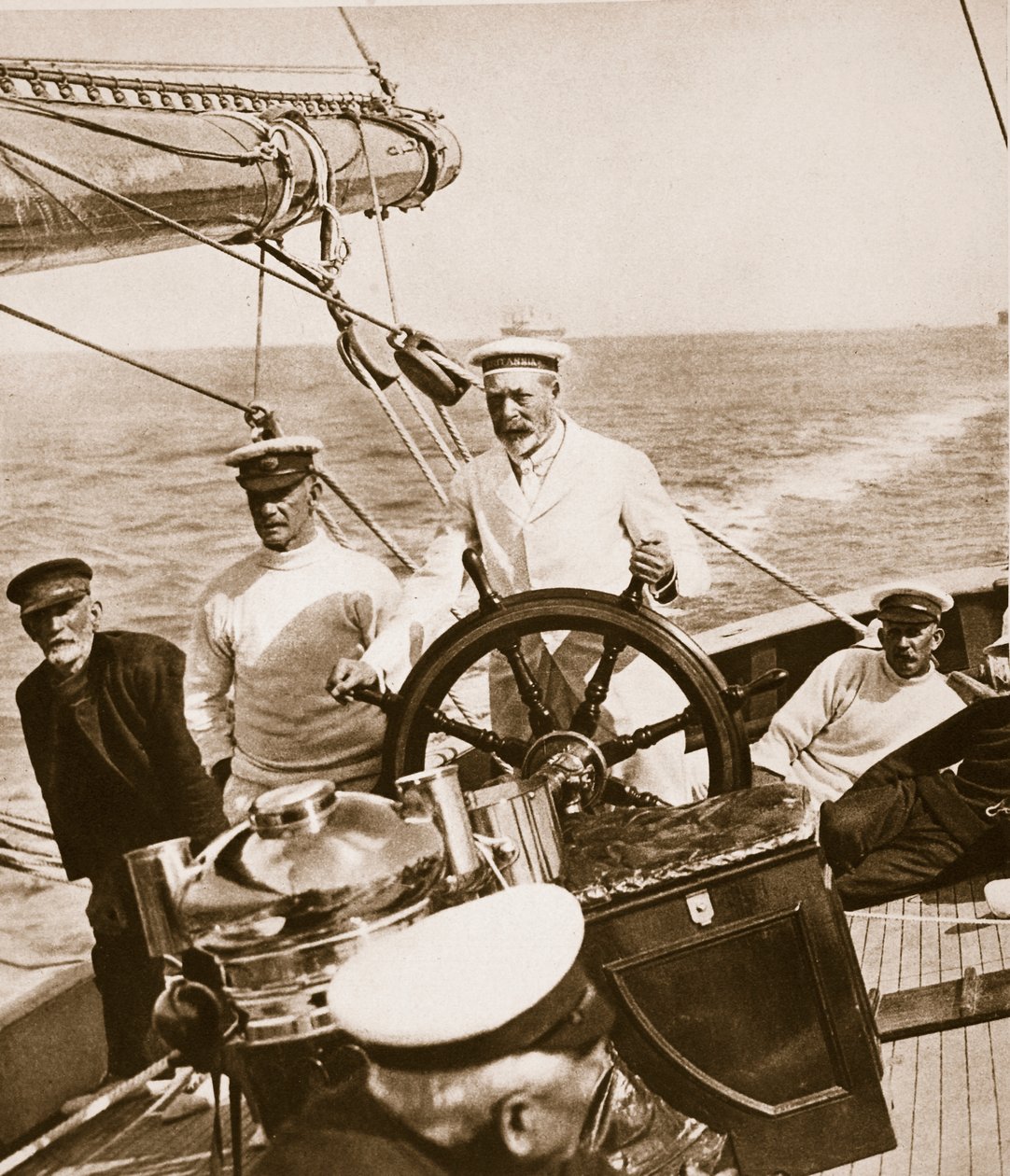 König George am Steuer seiner Yacht Britannia, 1920er-30er Jahre von English Photographer