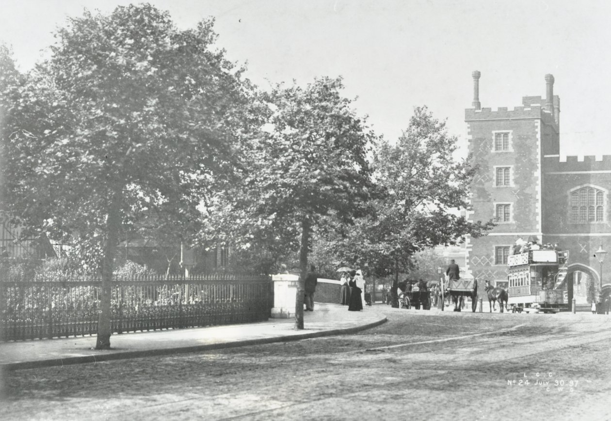 Lambeth Bridge: Zufahrtsstraße mit Lambeth Palace im Hintergrund, 1897 von English Photographer