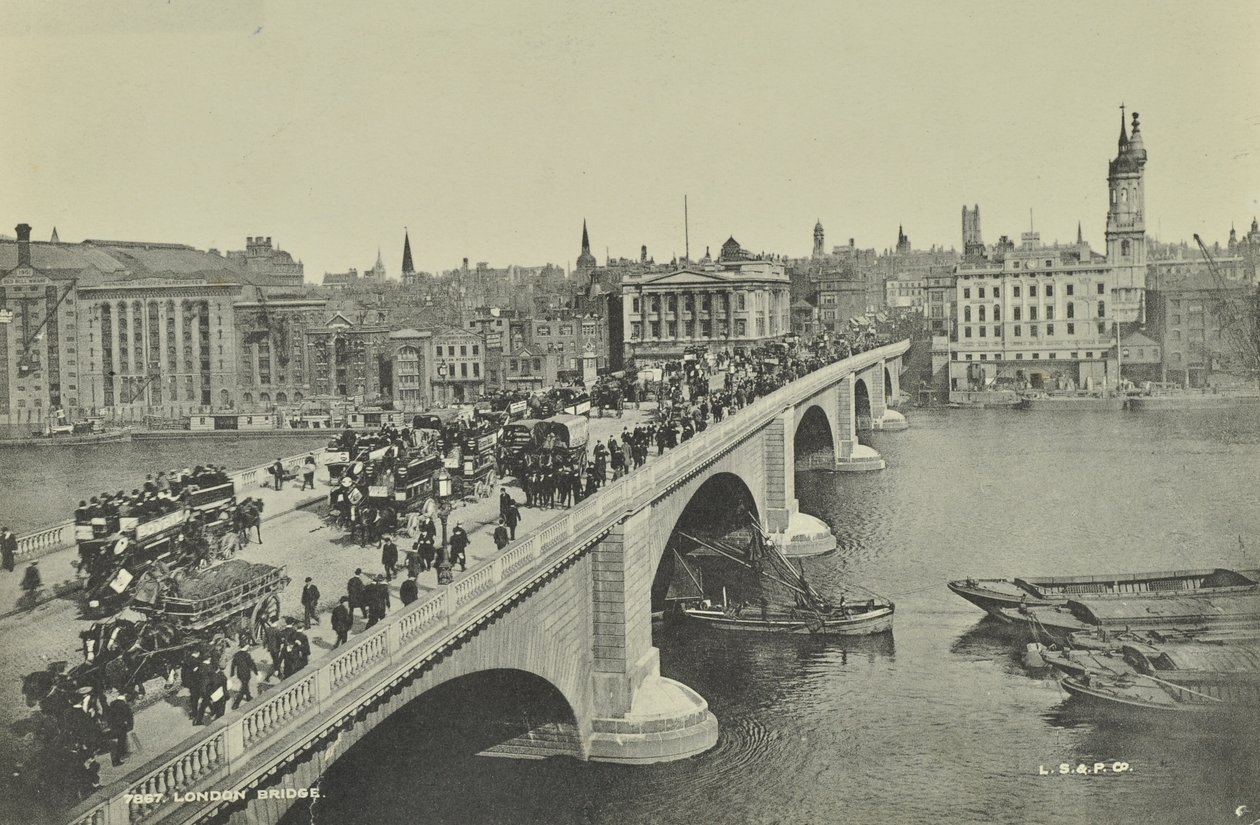 London Bridge: Pferdeomnibusse und Karren sowie Fußgänger überqueren die Brücke, 1895 von English Photographer