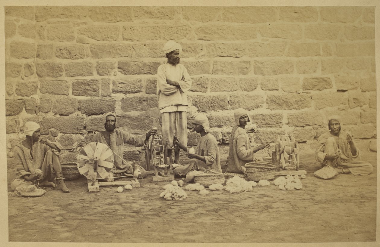 Männliche Gefangene wickeln Baumwolle auf Spinnrädern im Gefängnis von Karachi von English Photographer