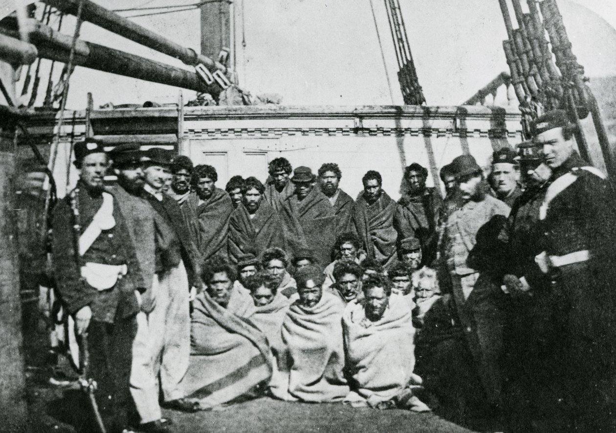 Maori-Gefangene an Bord eines Gefängnisschiffs im Wellington Harbour, 1866 von English Photographer
