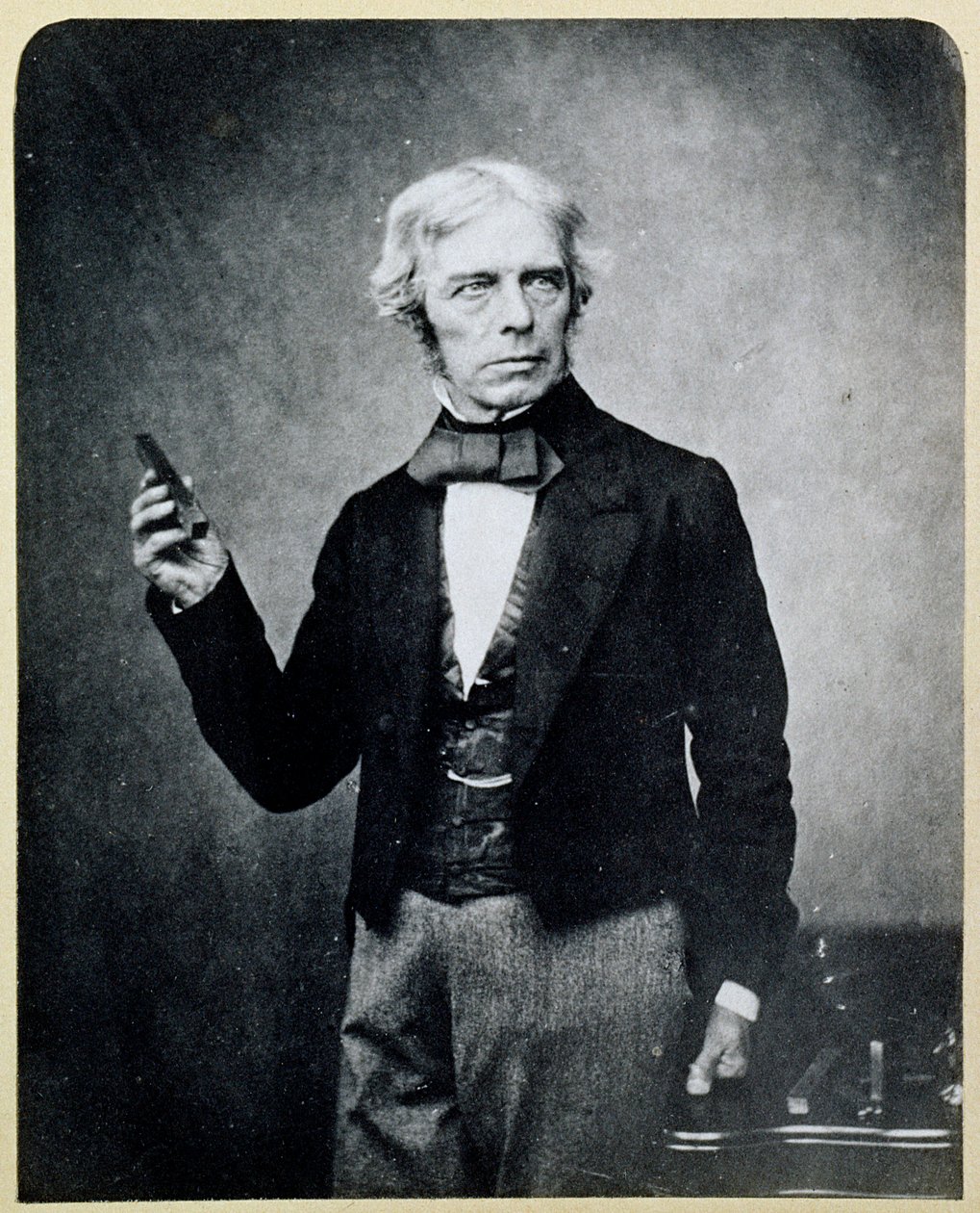 Michael Faraday (1791-1867) hält einen Stabmagneten, von Maull und Polyblank von English Photographer