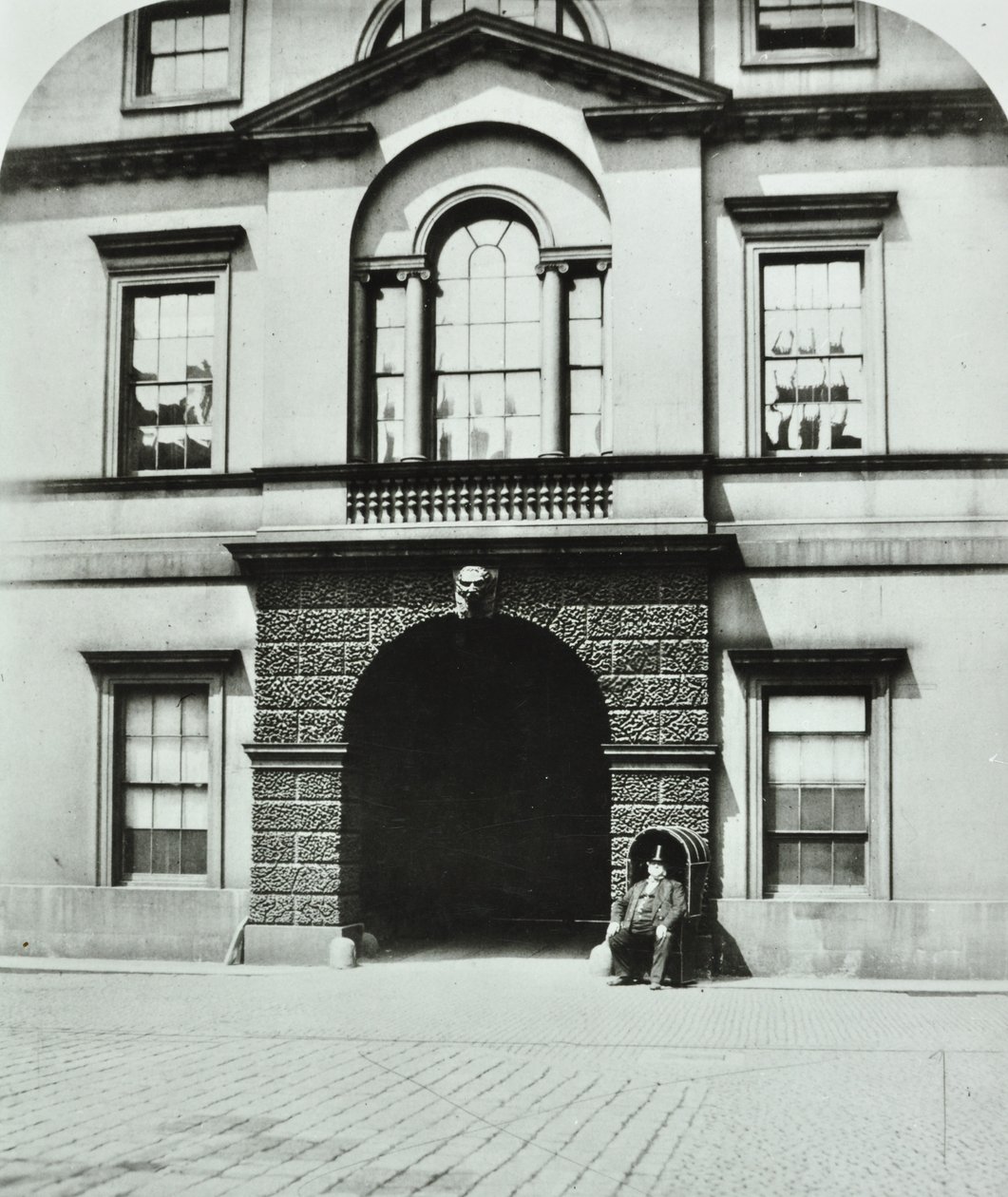 Northumberland House, Charing Cross, Westminster LB: Innenhof, 1880 von English Photographer