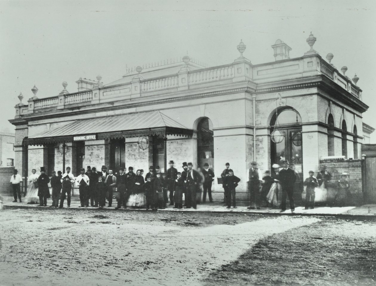 Notting Hill Gate Station: Außenansicht der Metropolitan Railway, 1868 von English Photographer
