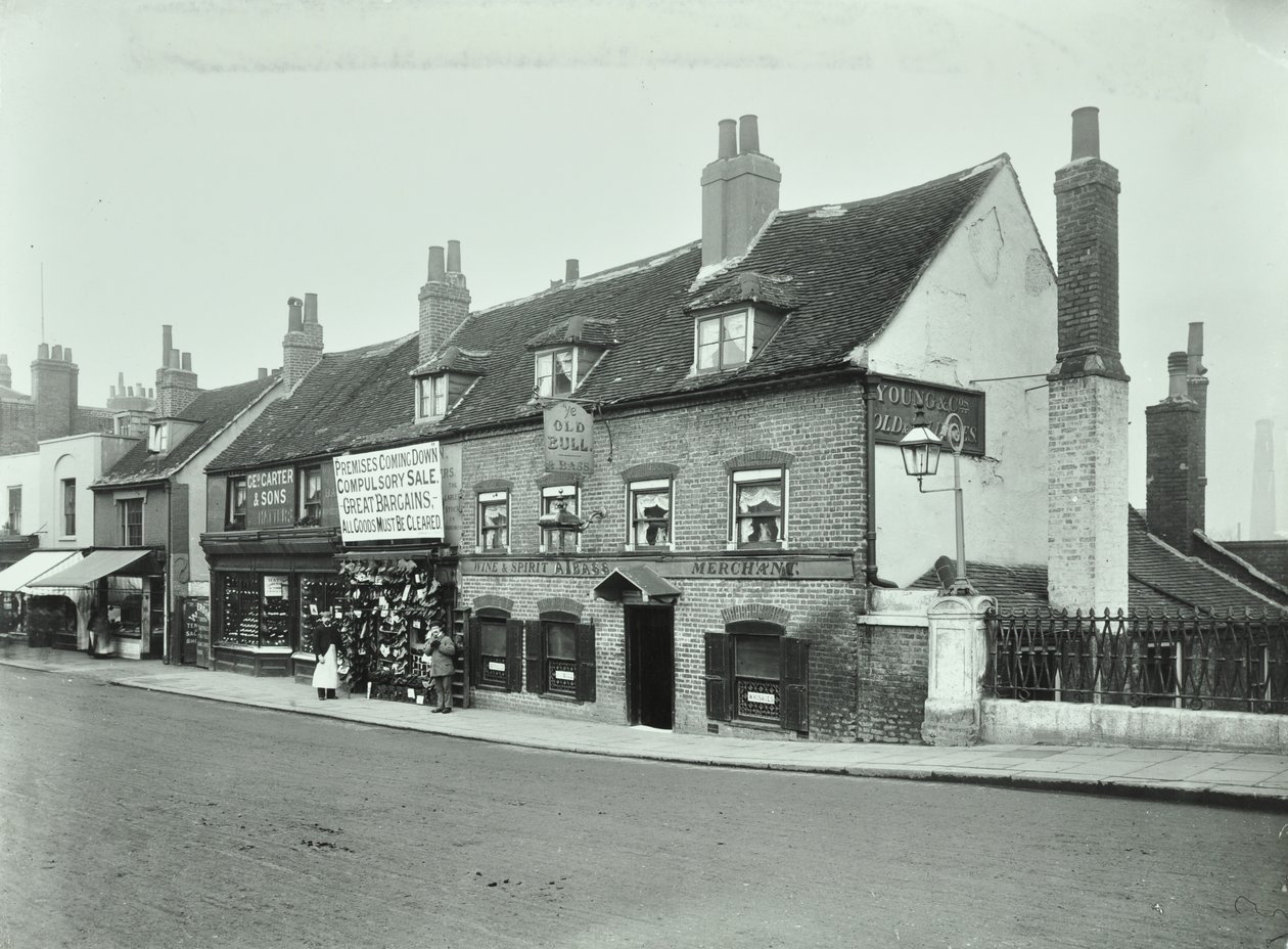 Old Bull, Wandsworth High Street, 1897 von English Photographer