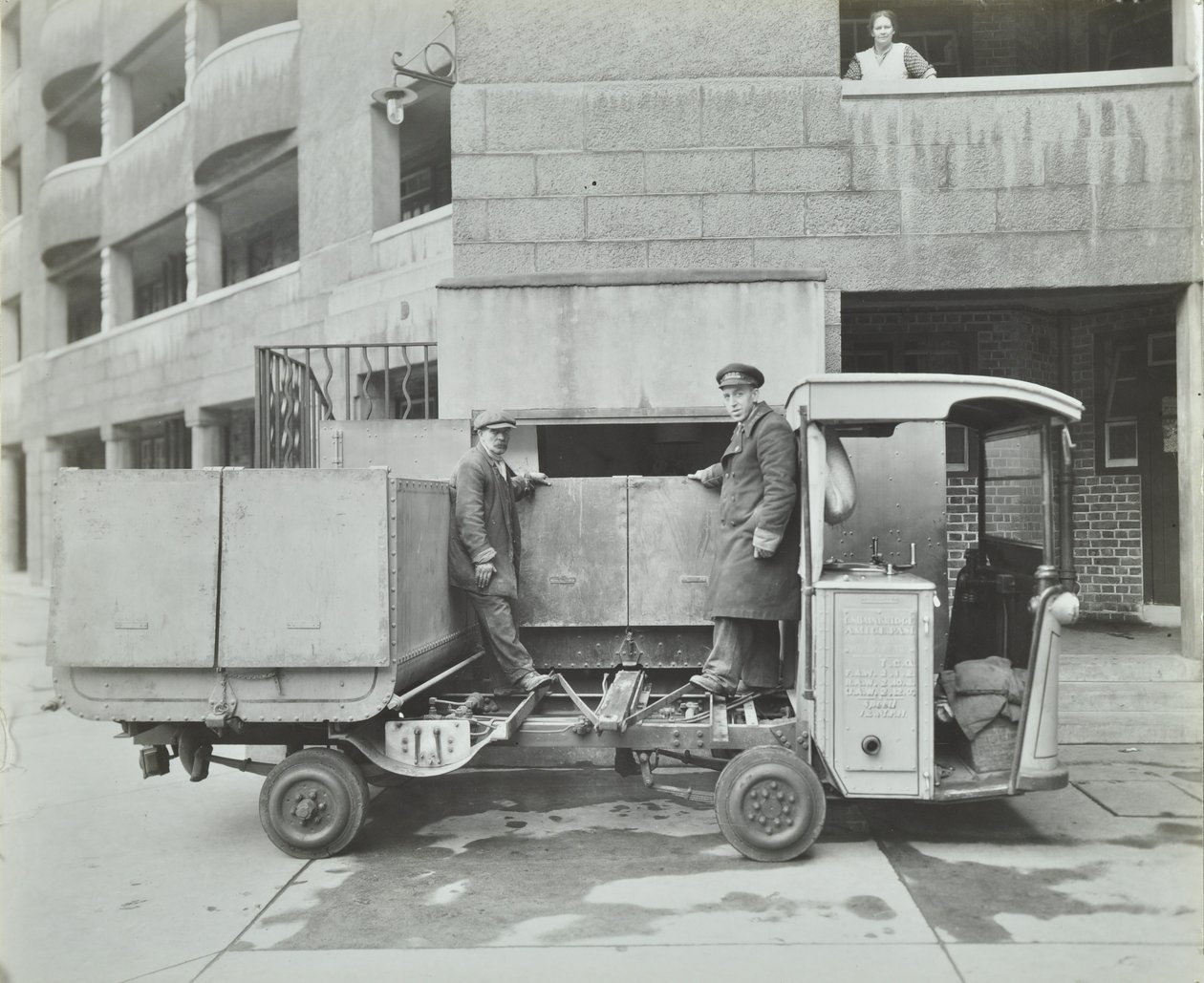 Ossulston Estate: Müllmänner leeren Container am Ende des Müllschachts von English Photographer