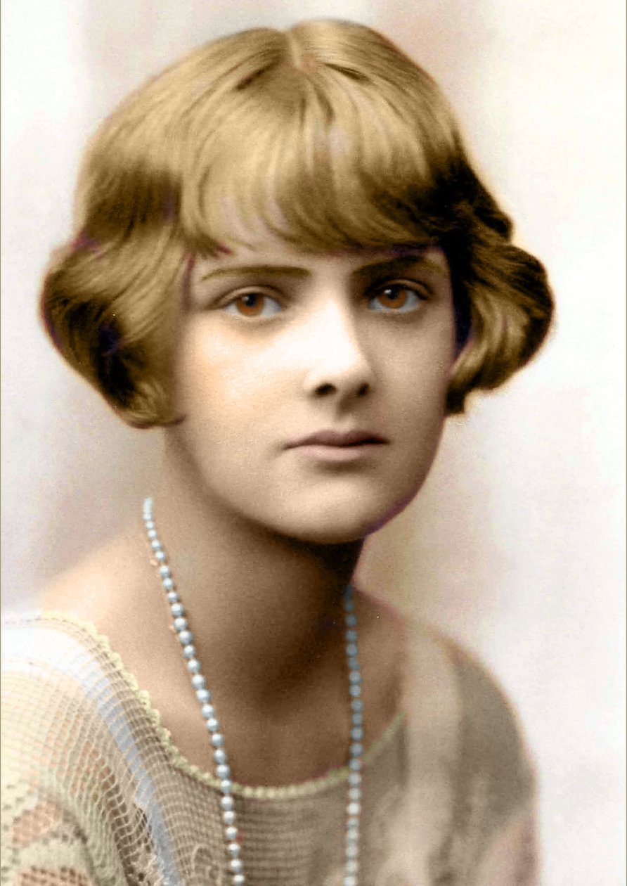 Porträt der Schriftstellerin Daphne du Maurier im Jahr 1930 von English Photographer