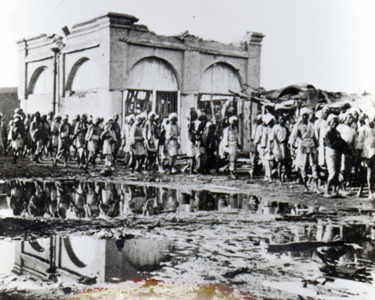 Gefangene passieren das Mihrab, das Gebetshaus des Khalifen, 1898 von English Photographer