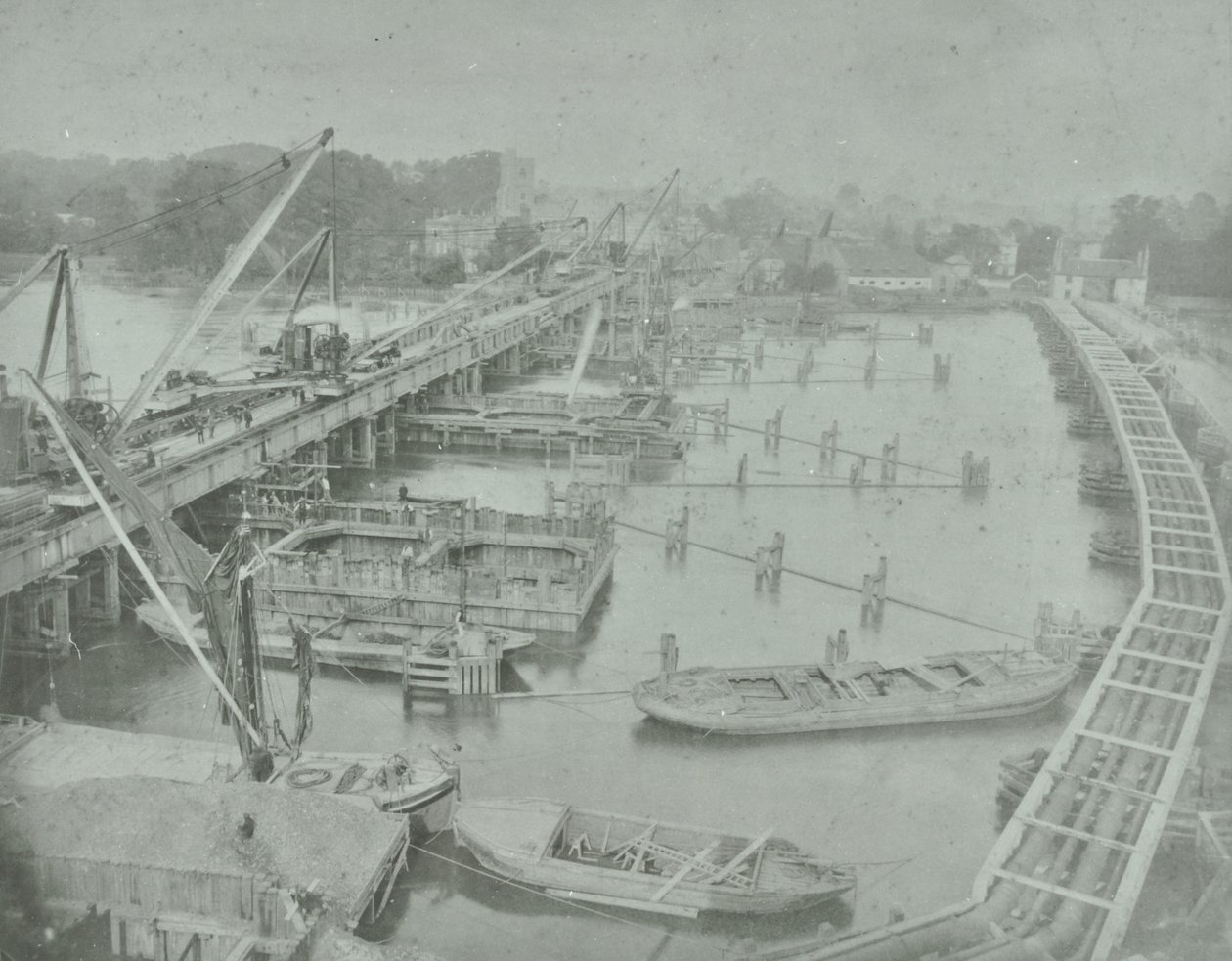 Putney Bridge: Graben des Fundaments für die neue Brücke, 1883 von English Photographer