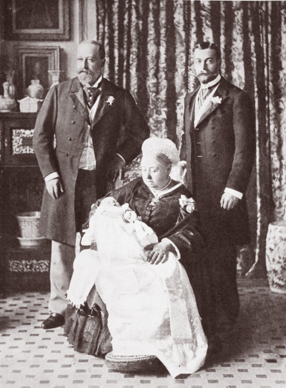 Königin Victoria hält König Edward VIII. bei seiner Taufe am 16. Juli 1894 von English Photographer
