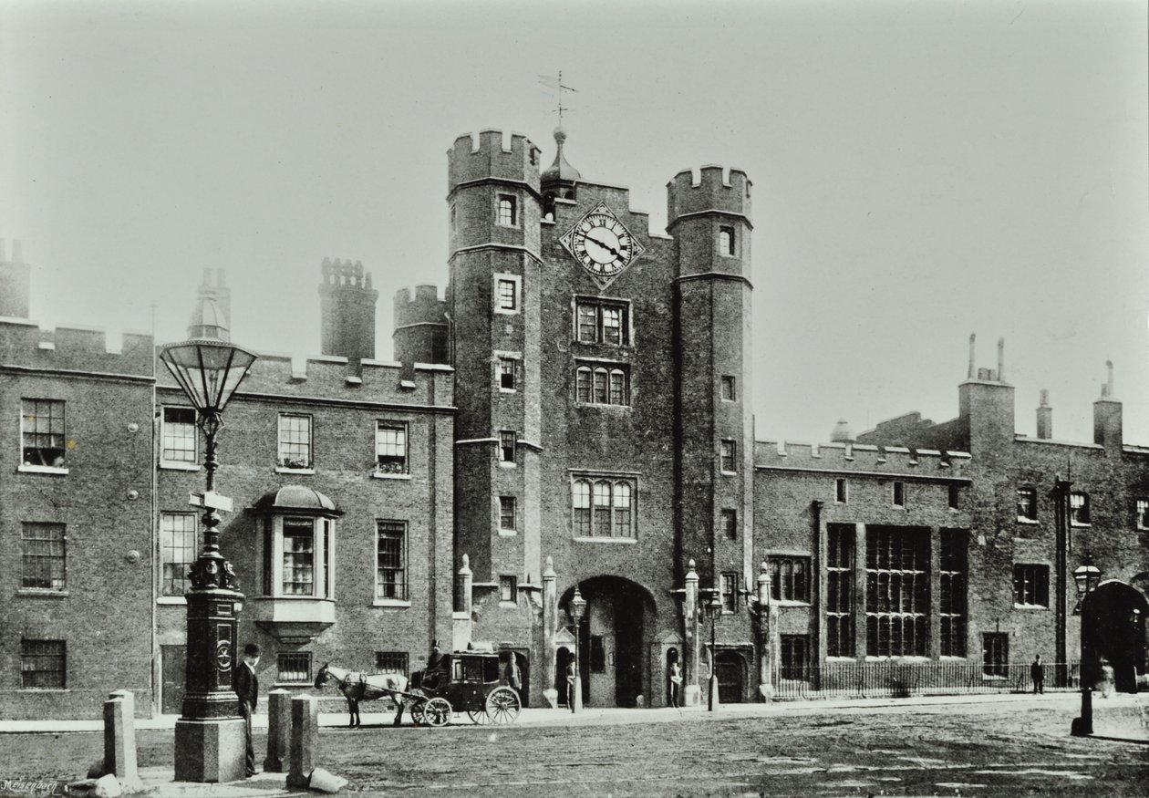 Saint Jamess Palace, Saint Jamess Palace, Westminster LB: von Saint Jamess Street, 1896 von English Photographer
