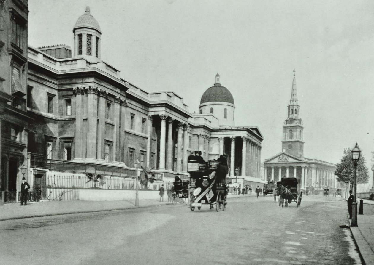 Saint Martin in the Fields und die National Gallery, Trafalgar Square, Westminster LB: Nordseite Blick nach Osten, 1896 von English Photographer