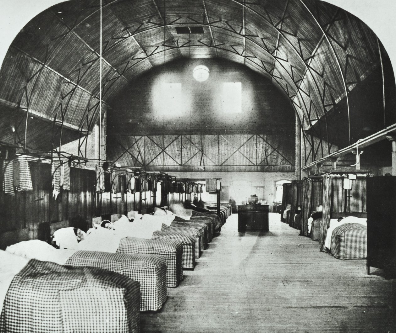 St Thomas Hospital: Temporäre Station in Surrey Gardens Music Hall, 1868 von English Photographer
