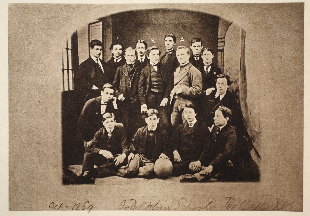 Die Godolphin School Football SXV, einschließlich (a) Harry Wearne und (b) Sir Leander Starr-Jameson, 1869 von English Photographer