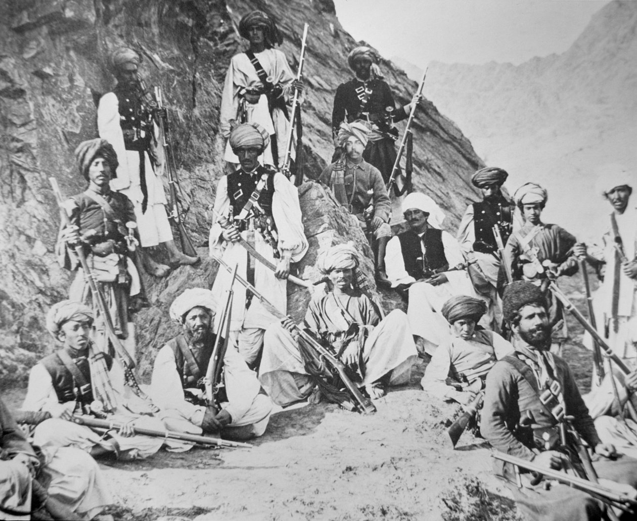 Der Khan von Lalpura mit einigen seiner Krieger von English Photographer