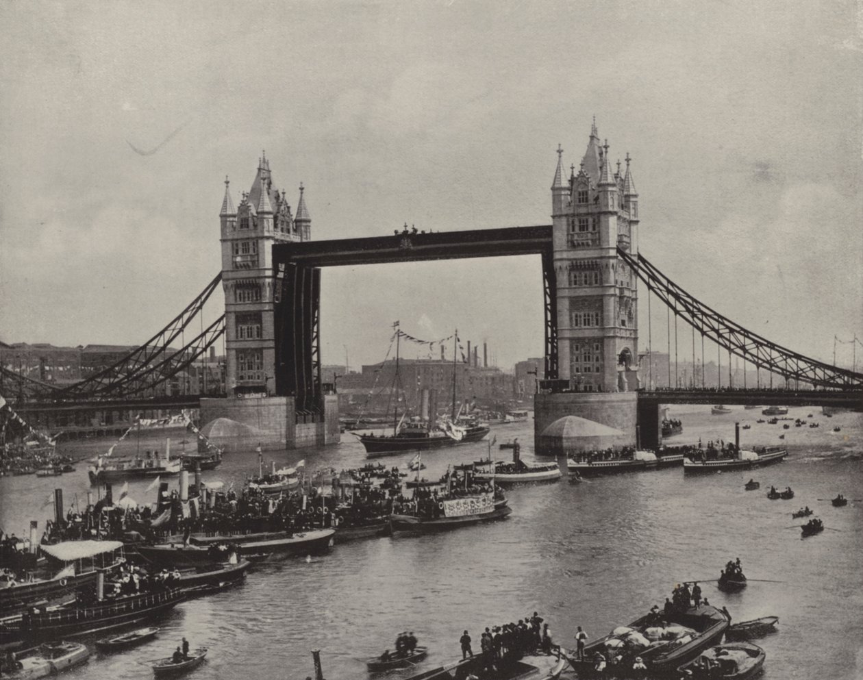 Die Tower Bridge, Blick nach Osten von English Photographer