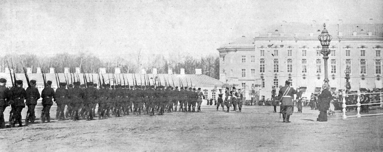 Die Truppen bringen die Farben in den Königspalast, Illustration aus The King, 25. Mai 1901 von English Photographer