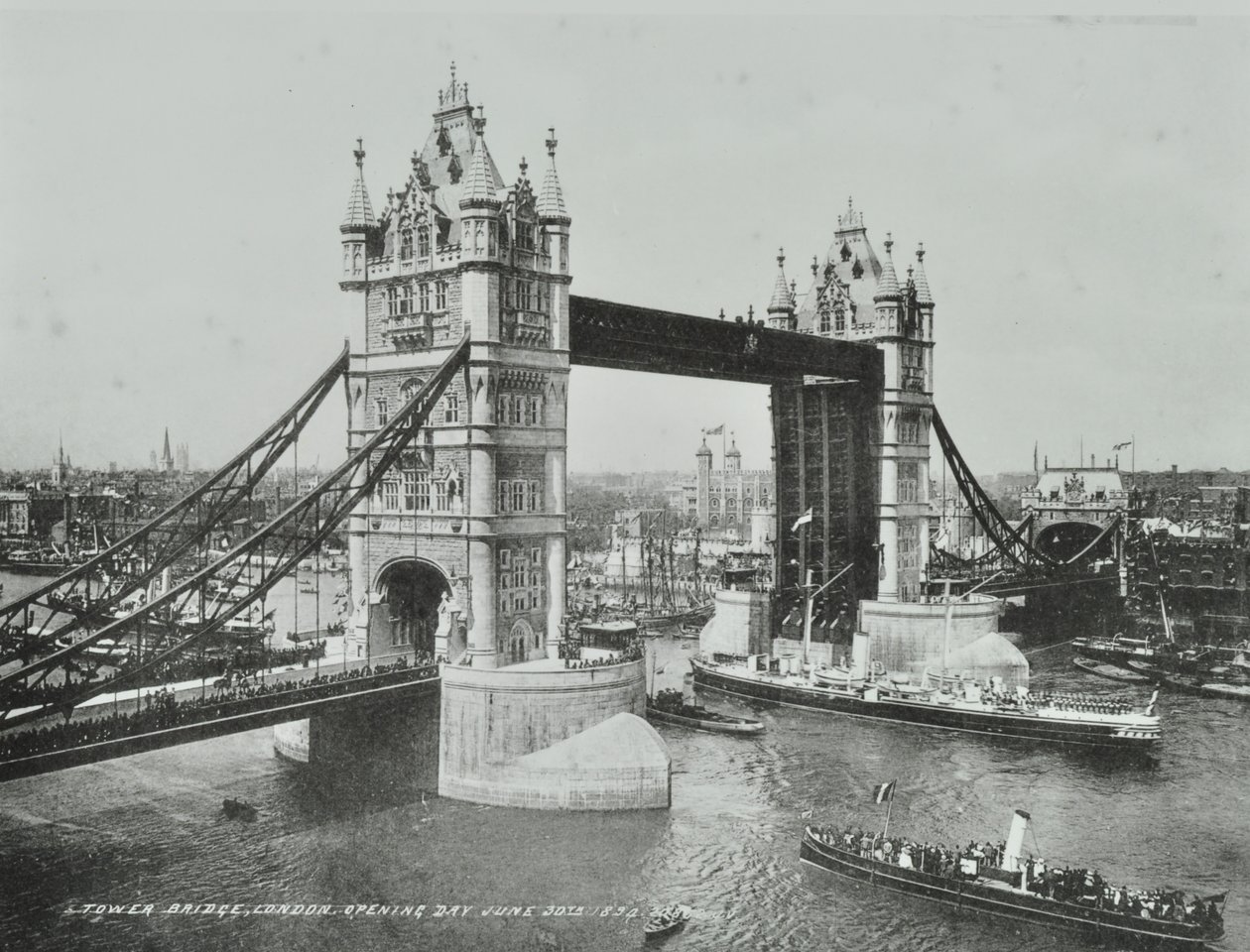 Tower Bridge am Tag ihrer Eröffnung, 1894 von English Photographer