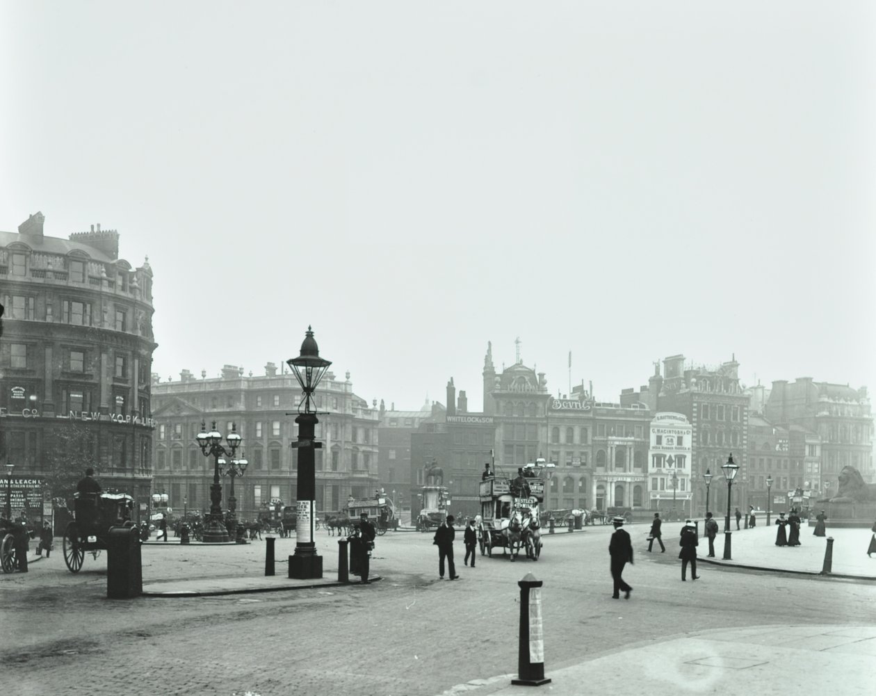 Trafalgar Square, Westminster LB: Trafalgar Square Blick nach Osten zu Charing Cross, 1896 von English Photographer