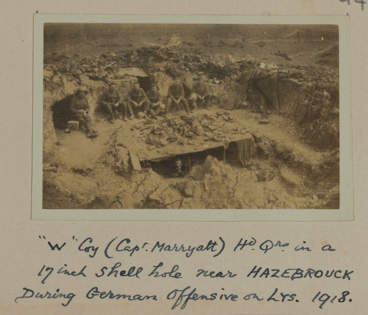 „W“ Kompanie (Hauptmann Marryatt) Hd Qrs in einem 17-Zoll-Granatenloch in der Nähe von HAZEBROUCK während der deutschen Offensive auf LYS, 1918 von English Photographer