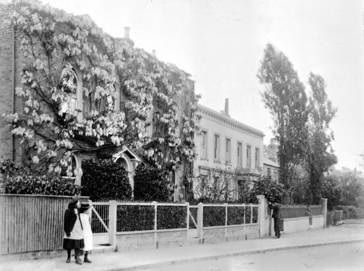 Westwood Cottage Enfield, ca. 1890 von English Photographer