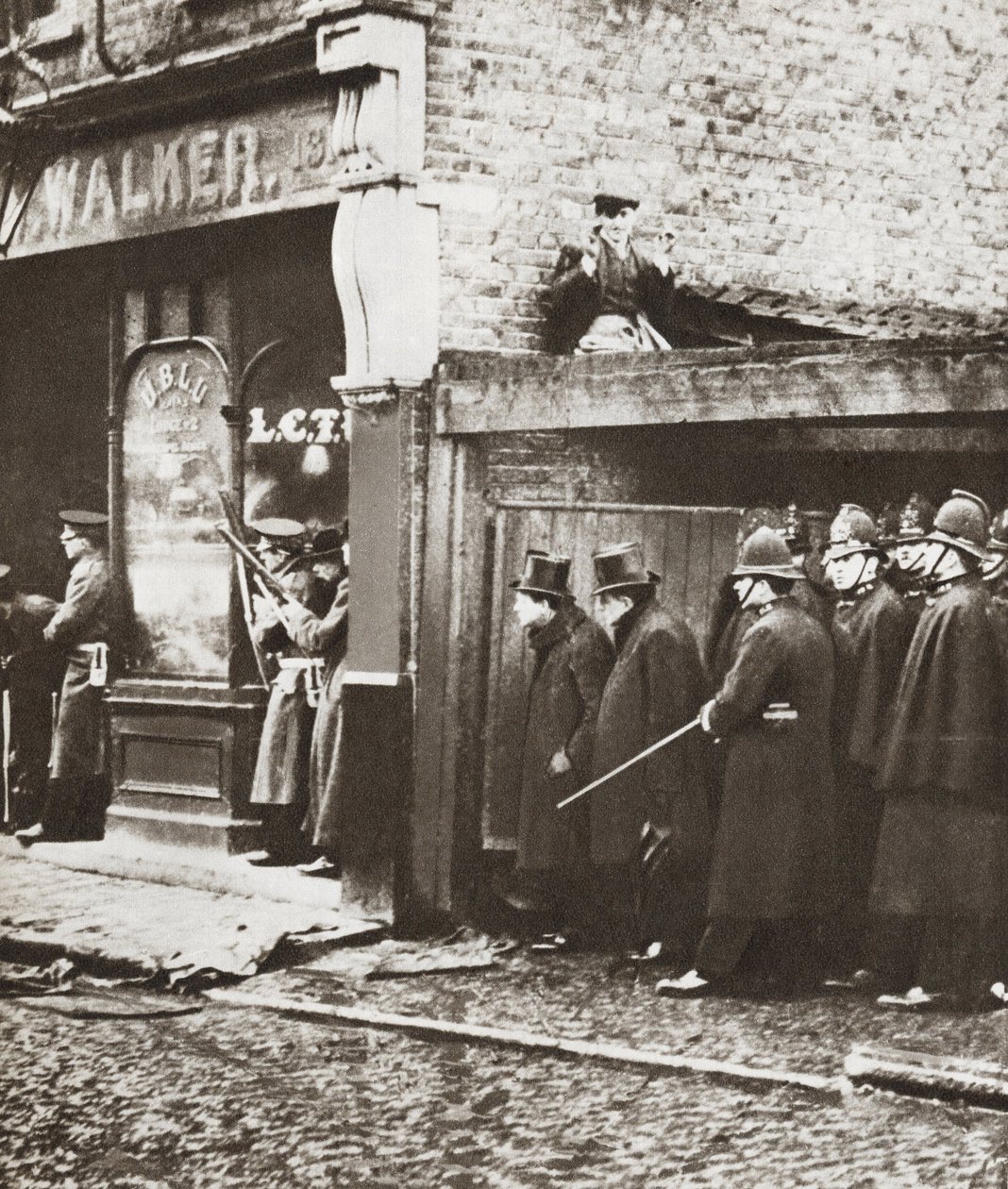 Winston Churchill während der Belagerung der Sydney Street, London 1911 von English Photographer
