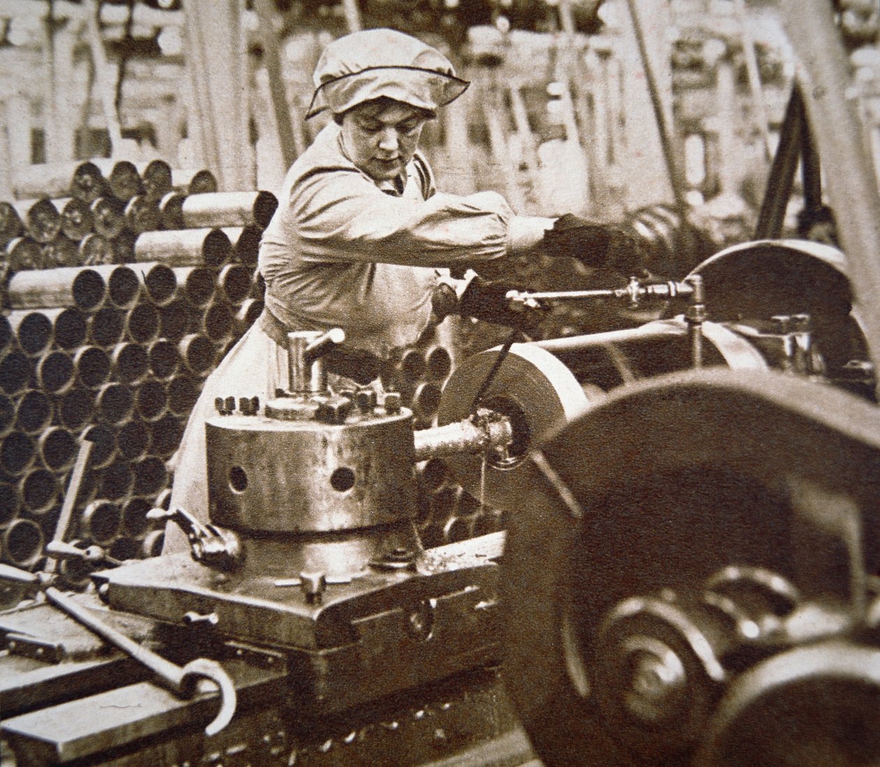 Arbeiterin in einer Munitionsfabrik in Großbritannien während des Ersten Weltkriegs von English Photographer