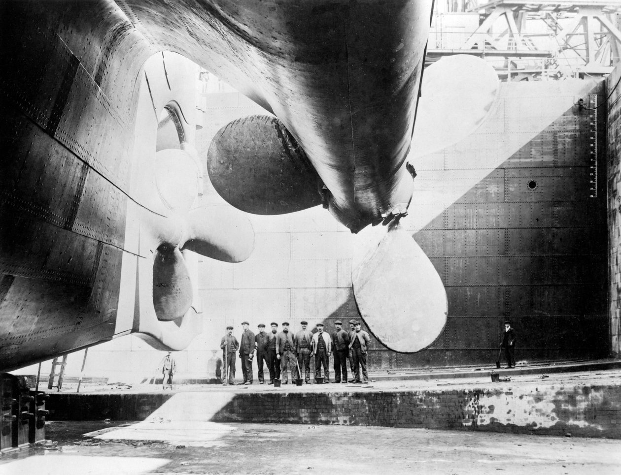 Arbeiter unter einem der Propeller der Titanic, 31. Mai 1911 von English Photographer