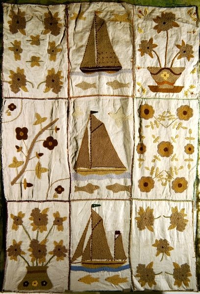 Ein gestepptes Bettüberwurf mit Segelschiffen und Blumen von English School