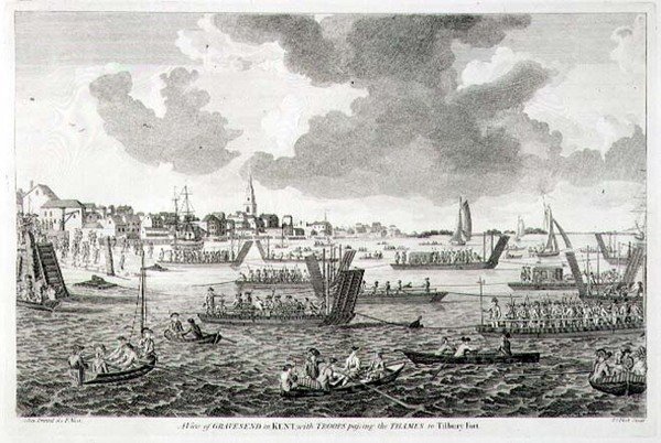 Ansicht von Gravesend in Kent, mit Truppen, die die Themse zum Tilbury Fort überqueren von English School