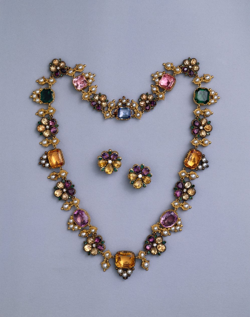 Feine Regency-Gold- und Juwelenkette mit Kissen-Schliff-Topas, Amethysten, rosa Turmalinen, Smaragden, Saphiren und Peridots, mit einem Paar Blumenohrringen, ca. 1810 von English School
