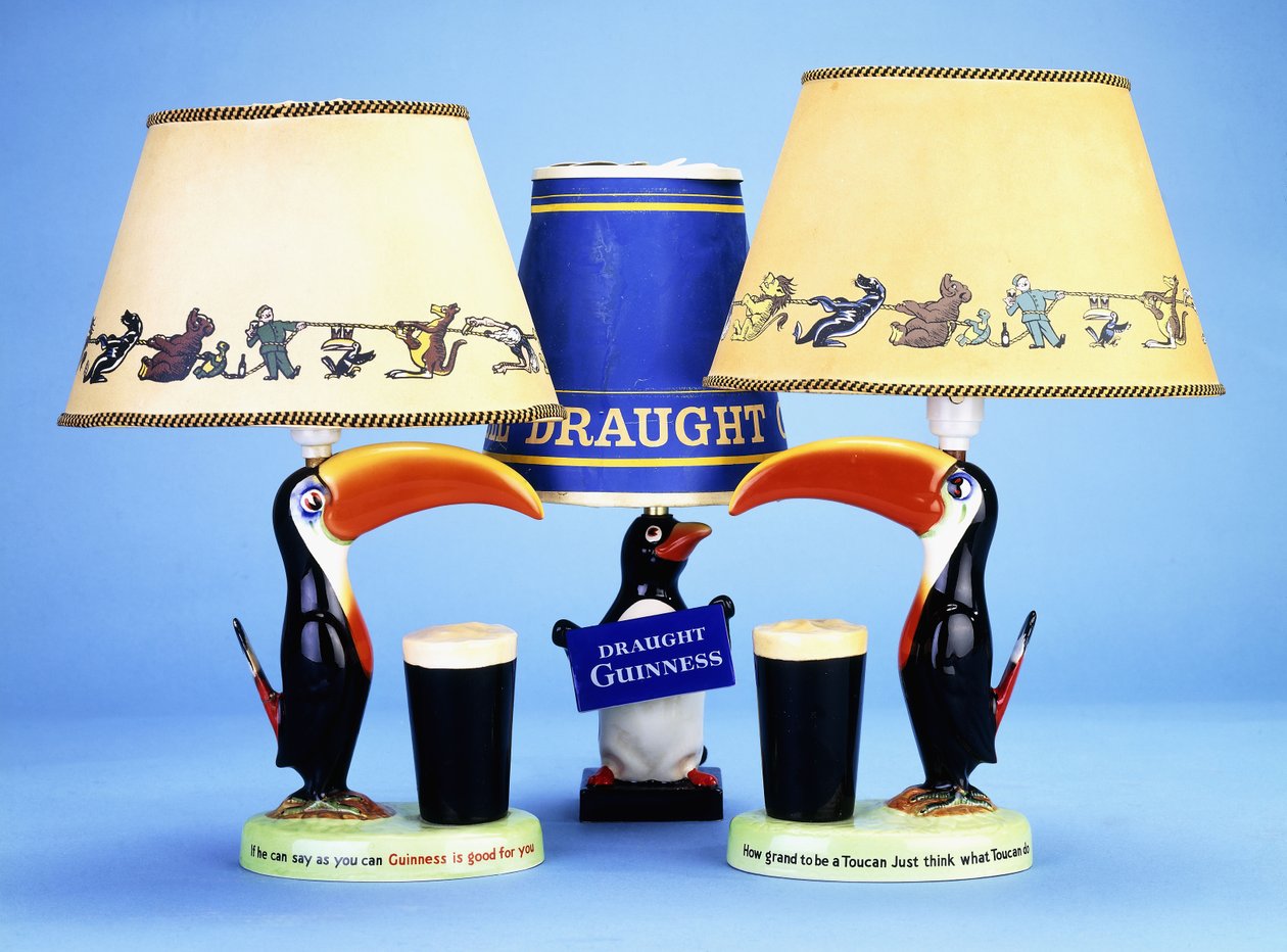 Ein Lampenfuß, modelliert als Tukan neben einem Pint-Glas von English School