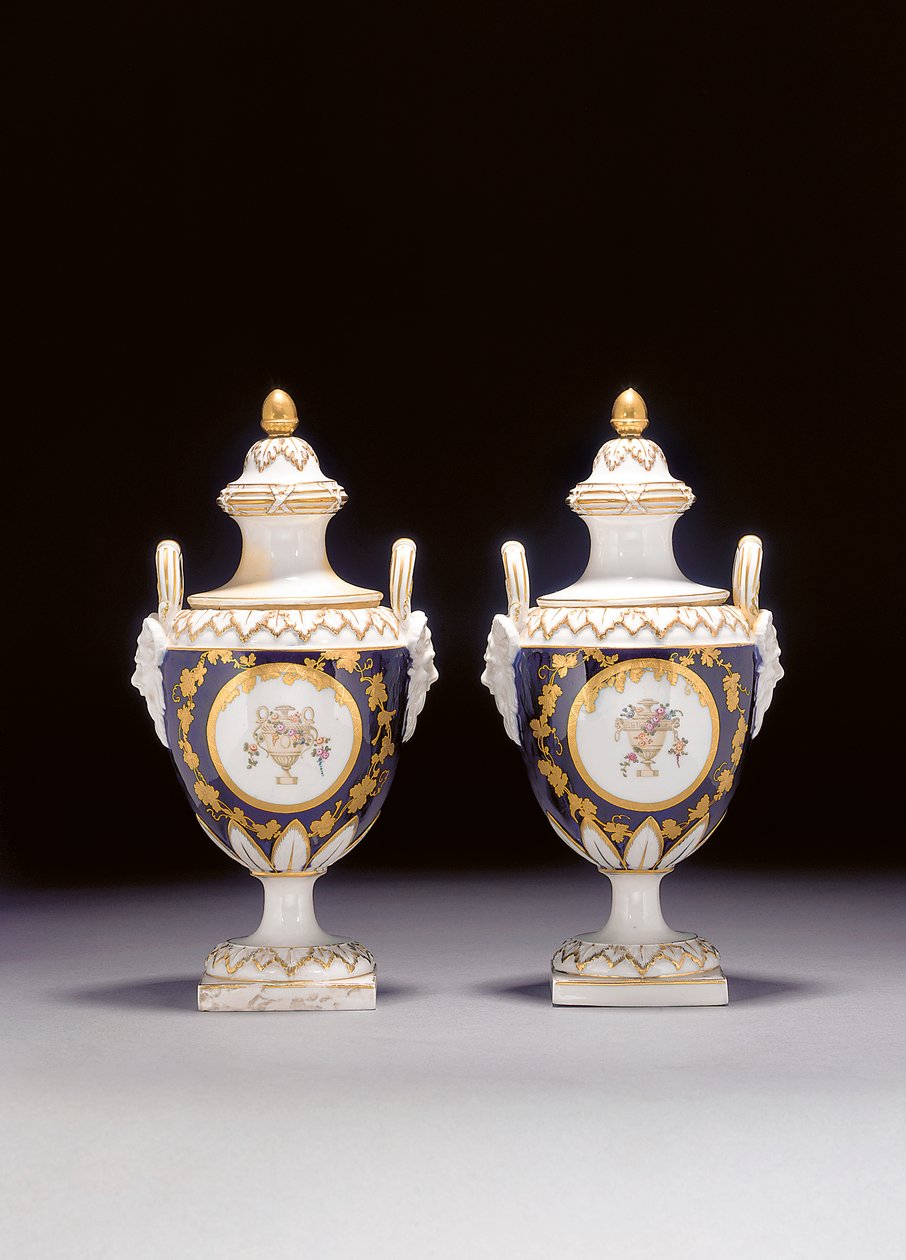 Ein Paar Chelsea-Derby-Vasen mit zwei Henkeln und zwei Deckeln, ca. 1775 von English School