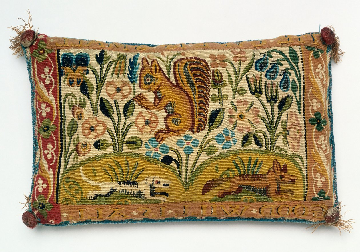 Ein Nadelkissen-Wandteppich mit einem Eichhörnchen und dem Motto 