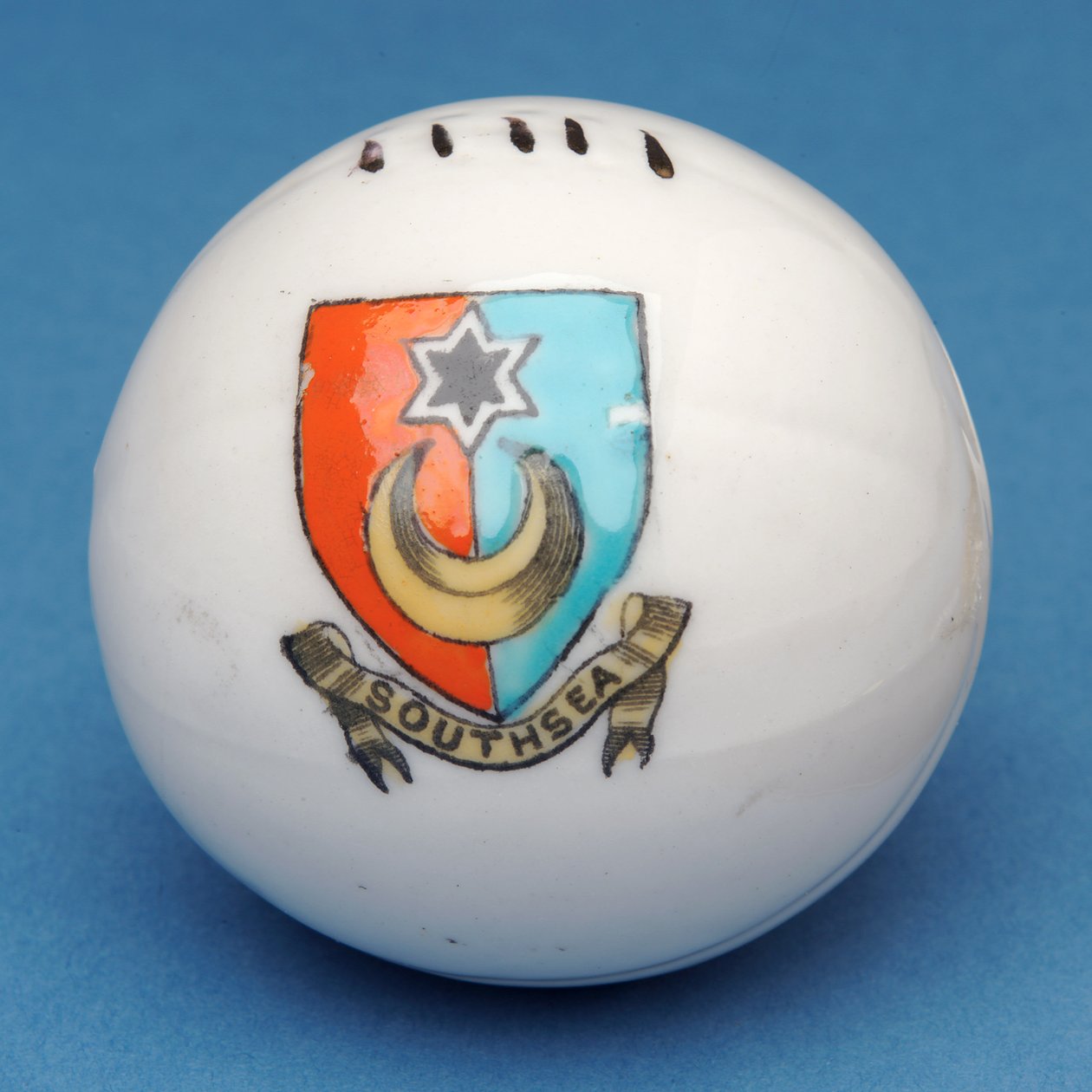 Wappen-Souvenir-Miniaturfußball mit Übertragung des Southsea Wappens von English School