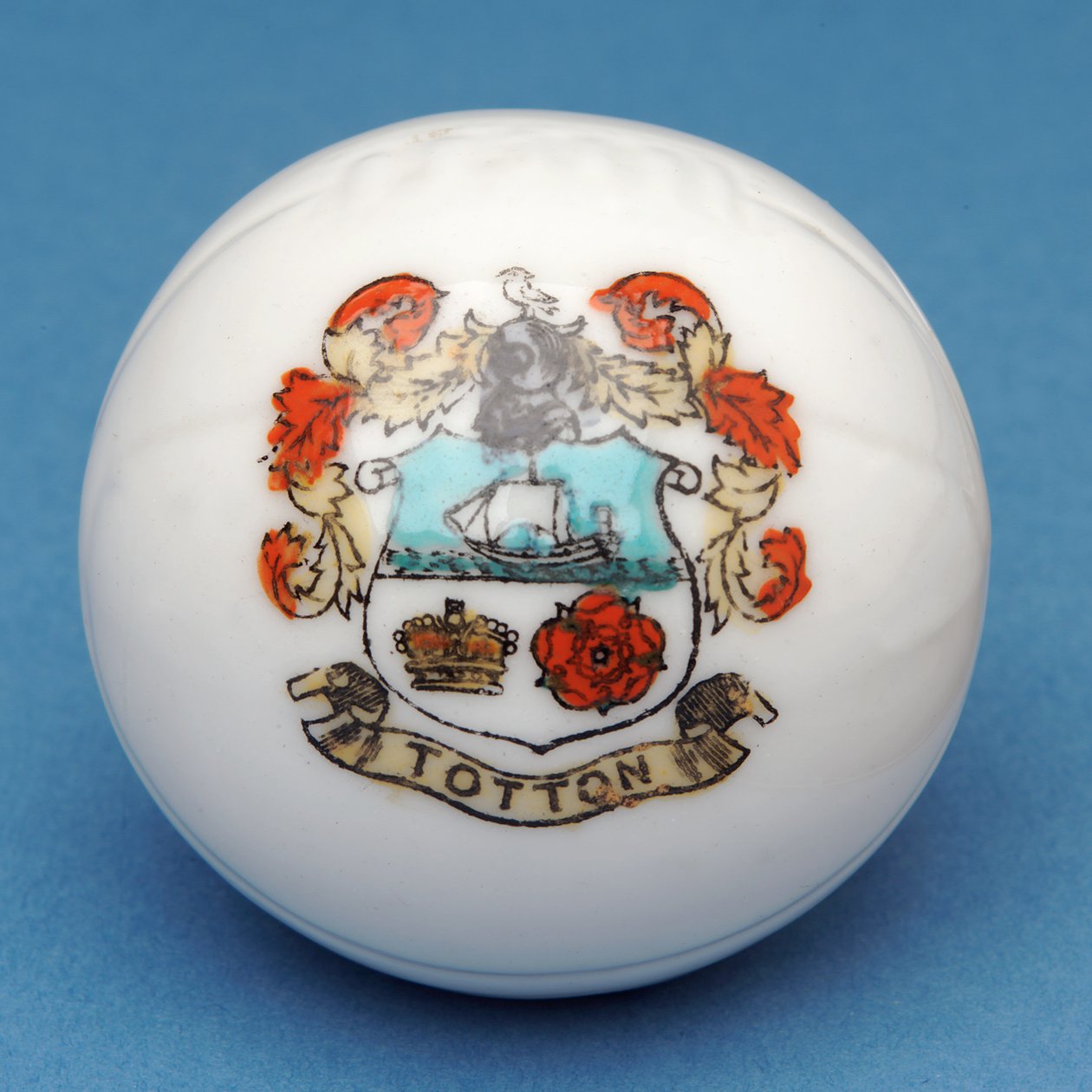 Wappen-Souvenir-Miniaturfußball mit Übertragung des Totton Wappens von English School