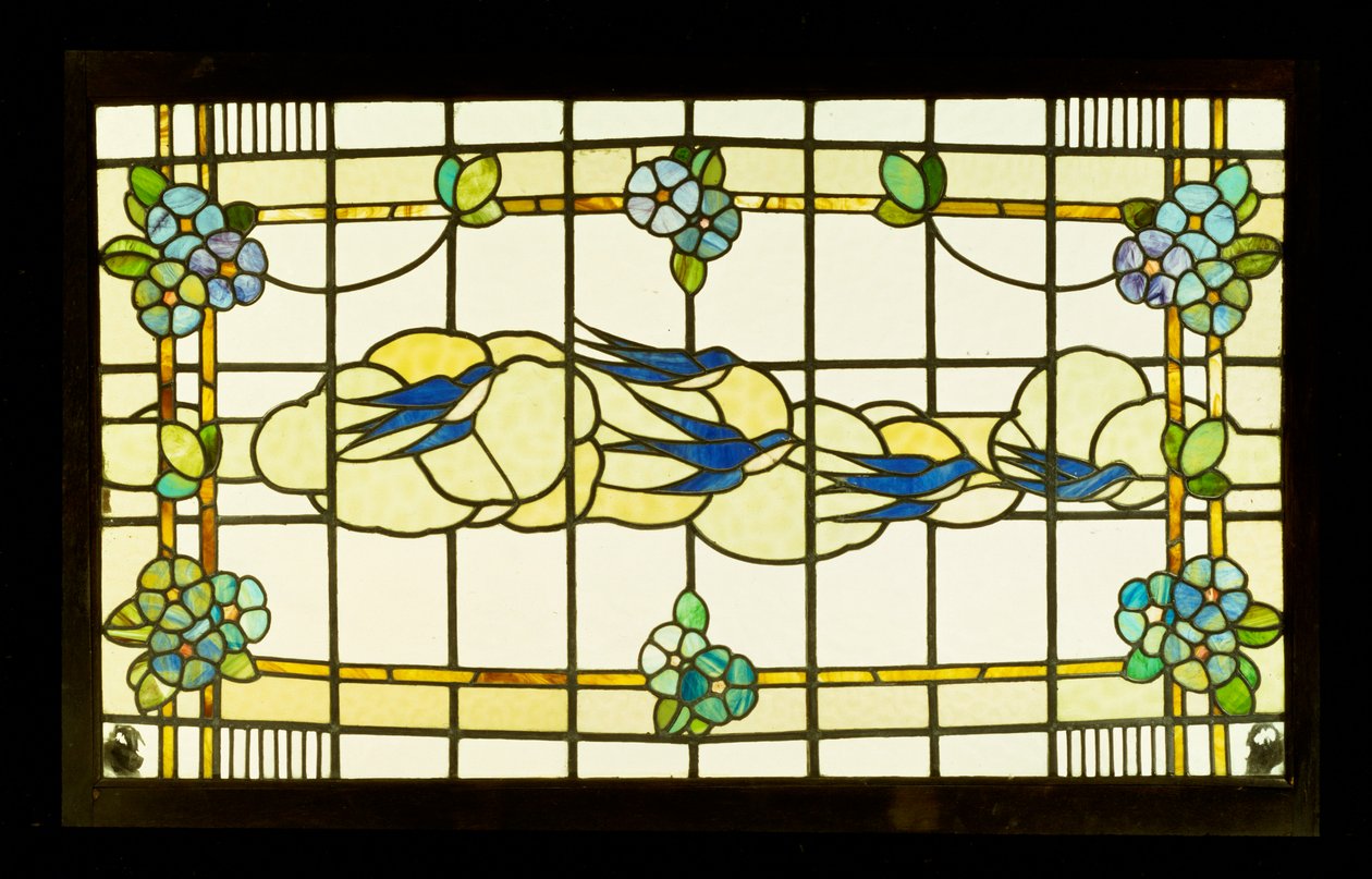 Arts and Crafts Panel einer Gruppe von Schwalben vor Wolken in einem Rahmen aus stilisierten Blütenköpfen (Blei- & Buntglas) von English School