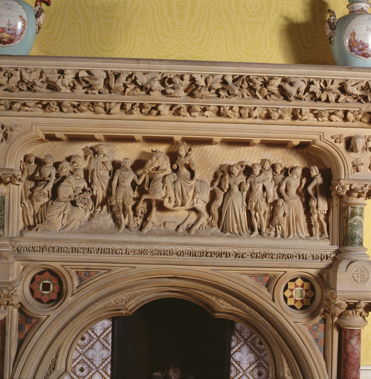 Geschnitzter Kamin im Salon, der zeigt, wie Elisabeth I. 1591 vom Earl of Hereford begrüßt wird, 16. Jahrhundert von English School