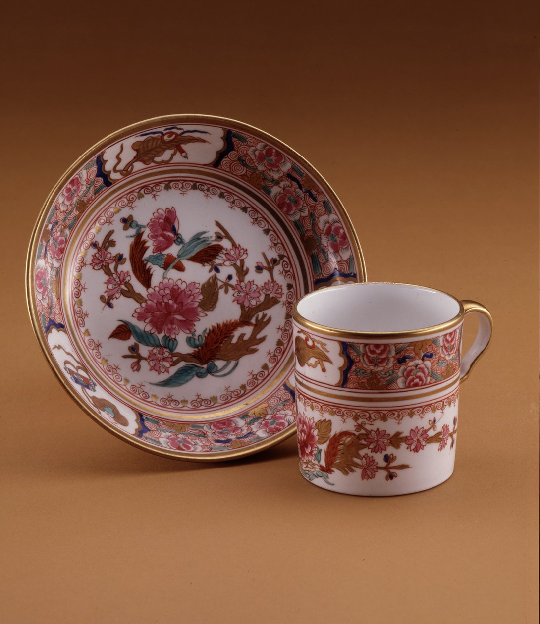 Chinesisch inspirierte Kaffeetasse und Untertasse, Spode, Staffordshire, ca. 1800 von English School