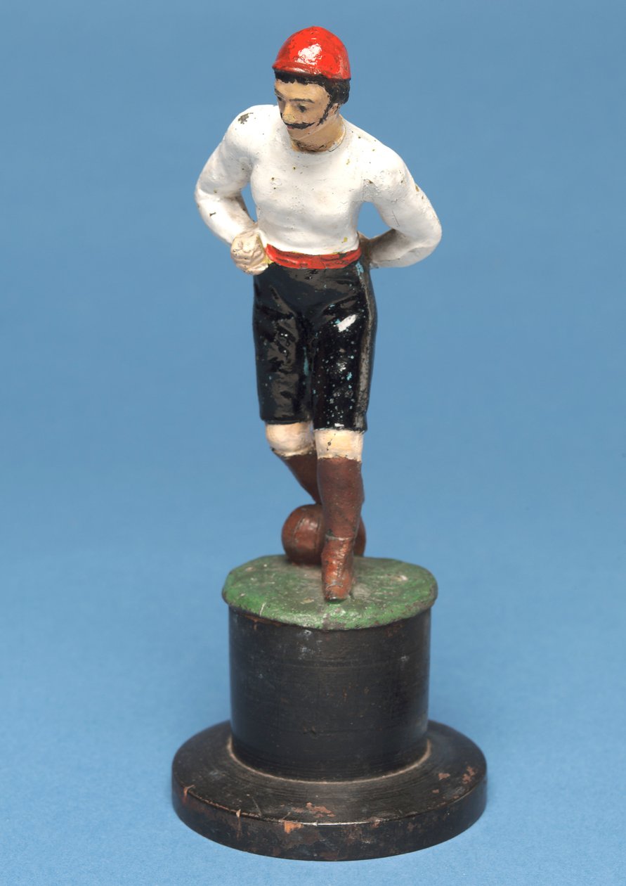 Fußballspieler mit dem Ball zu seinen Füßen von English School