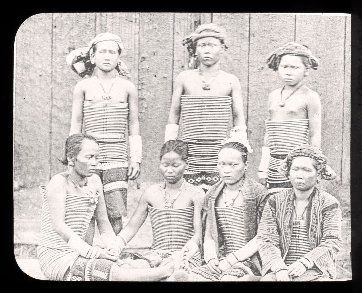 Magische Laterne zeigt Frauen des Sea Dyas Stammes, Borneo um 1900 von English School