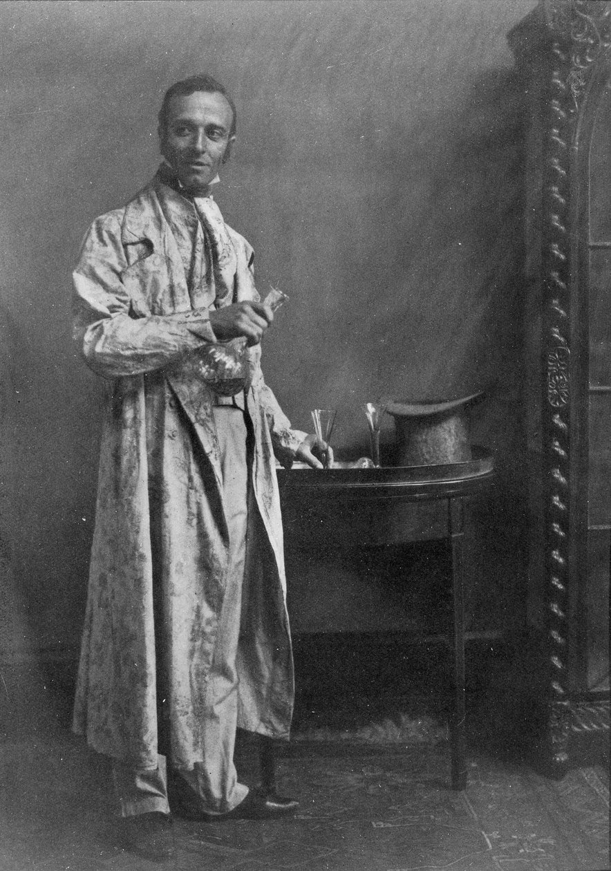 Fotografie eines grauen Morgenmantels aus geblümtem Chintz mit Nankeen-Hosen, aus Old English Costumes: A sequence of fashions through the 18th and 19th Centuries, ausgewählt aus der Sammlung von von English School