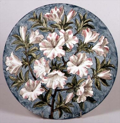 Teller bemalt von Edith Cowper für Howell und James mit Azaleen, ausgestellt auf der Pariser Ausstellung von English School
